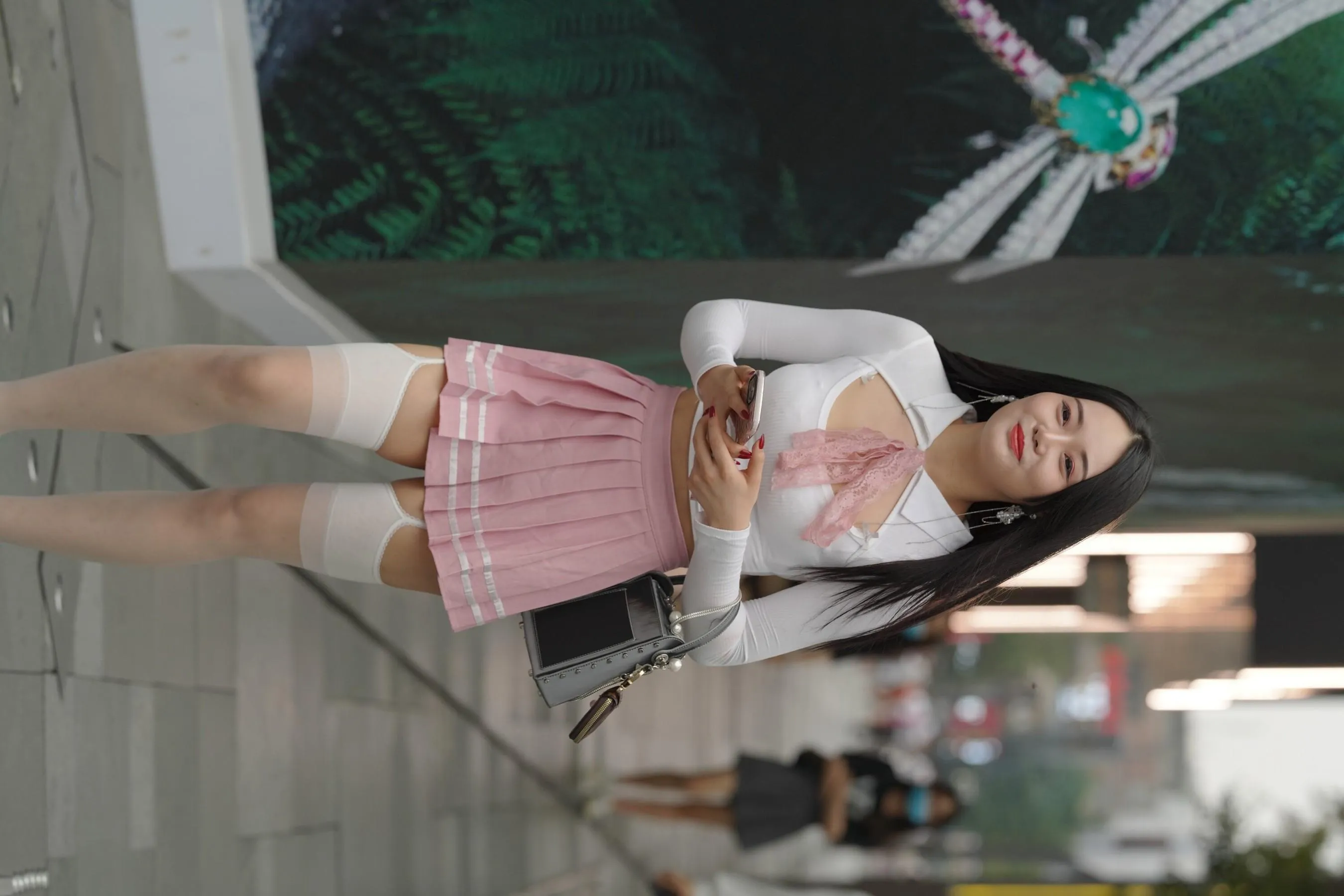 魔镜街拍 NO.161 街拍白丝吊带袜美女 [109P]插图5